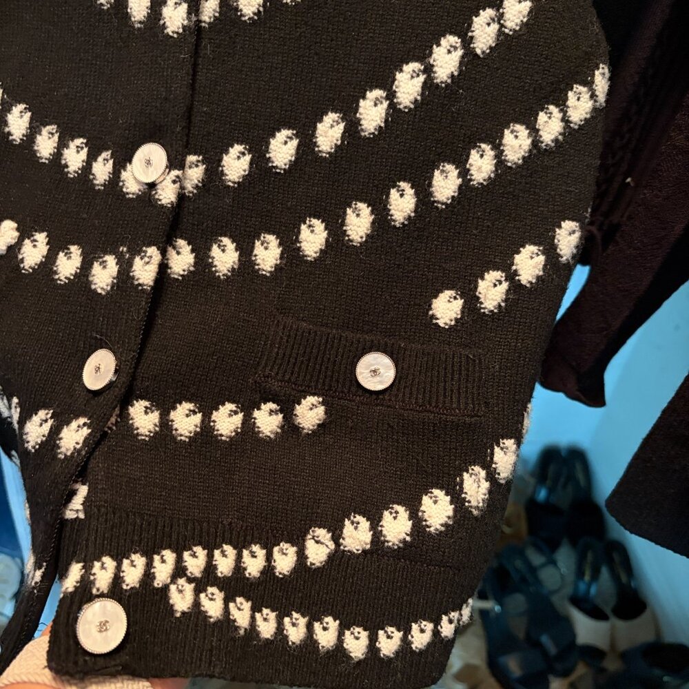 Chanel sweater - Picture 4 of 5